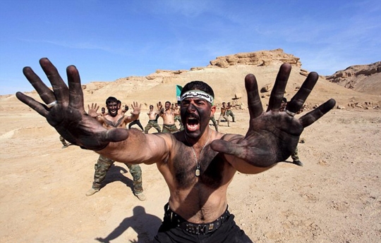 Begini kerasnya latihan pejuang Irak di tengah padang pasir