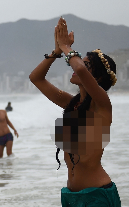 Gelar ritual untuk Dewi Laut, wanita Brasil umbar payudara di pantai