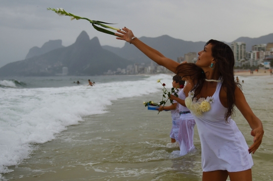 Gelar ritual untuk Dewi Laut, wanita Brasil umbar payudara di pantai