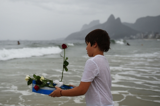 Gelar ritual untuk Dewi Laut, wanita Brasil umbar payudara di pantai