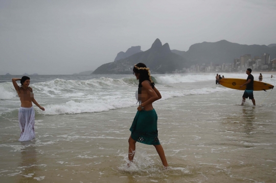 Gelar ritual untuk Dewi Laut, wanita Brasil umbar payudara di pantai