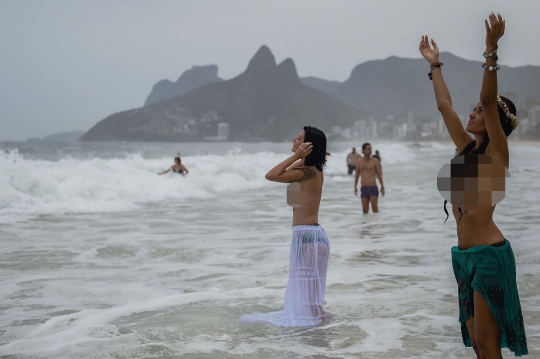 Gelar ritual untuk Dewi Laut, wanita Brasil umbar payudara di pantai