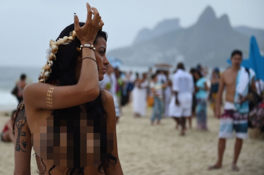 Gelar ritual untuk Dewi Laut, wanita Brasil umbar payudara di pantai