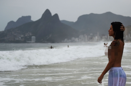 Gelar ritual untuk Dewi Laut, wanita Brasil umbar payudara di pantai