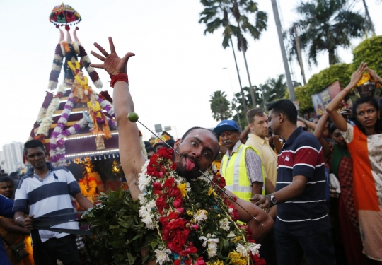 Ekstremnya Perayaan Thaipusam di Kuil Gua Batu Malaysia