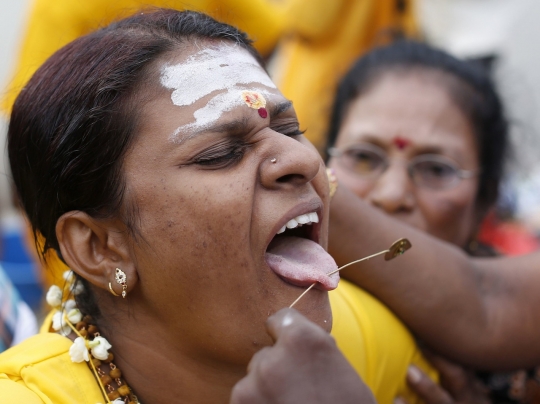 Ekstremnya Perayaan Thaipusam di Kuil Gua Batu Malaysia