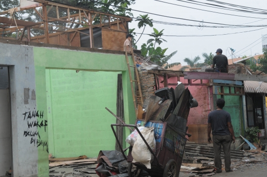 Warga Cipinang Melayu bongkar rumah di atas lahan JLNT Becakayu