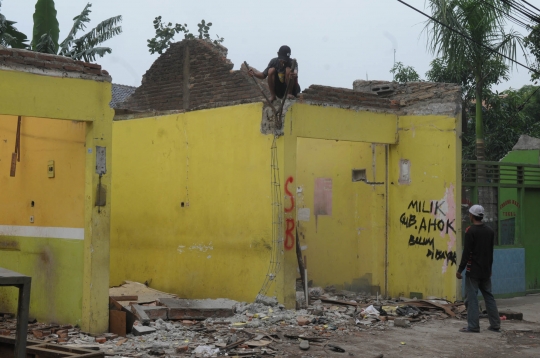 Warga Cipinang Melayu bongkar rumah di atas lahan JLNT Becakayu