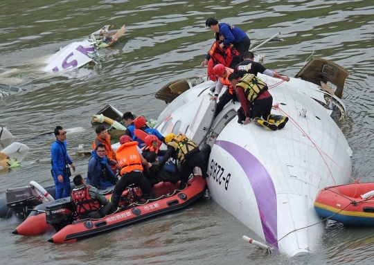 Foto dramatis penyelamatan korban pesawat jatuh di sungai Taiwan