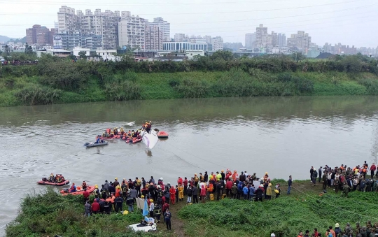 Foto dramatis penyelamatan korban pesawat jatuh di sungai Taiwan