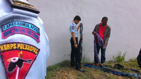 Kabur dari lapas, napi di Aceh jebol dinding & panjat tembok berduri