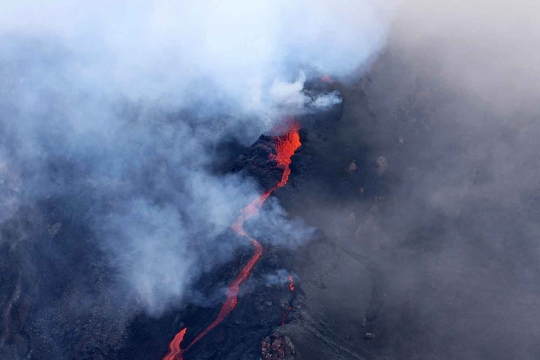 Pandangan udara erupsi Gunung Piton de la Fournaise bikin merinding