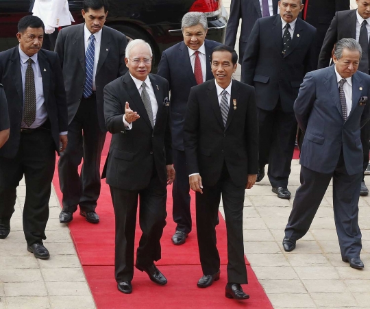 Cairkan suasana, Najib Razak ajak Jokowi keliling kantor PM Malaysia