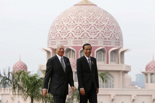 Cairkan suasana, Najib Razak ajak Jokowi keliling kantor PM Malaysia