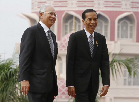 Cairkan suasana, Najib Razak ajak Jokowi keliling kantor PM Malaysia