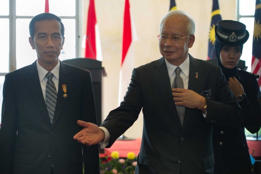 Cairkan suasana, Najib Razak ajak Jokowi keliling kantor PM Malaysia