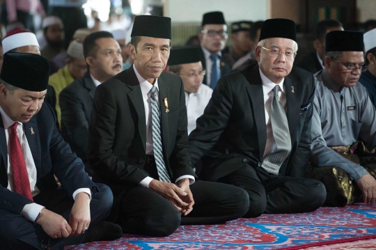 Jokowi dan PM Malaysia salat Jumat bareng di Masjid Putra