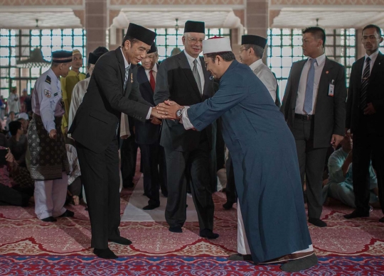 Jokowi dan PM Malaysia salat Jumat bareng di Masjid Putra