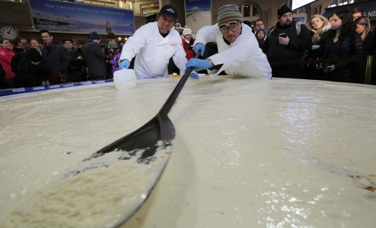 Luar biasa, koki ini buat kue pai raksasa seberat 453 kg