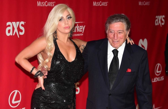 Gaya seksi Lady Gaga bergaun transparan hadiri MusiCares 2015