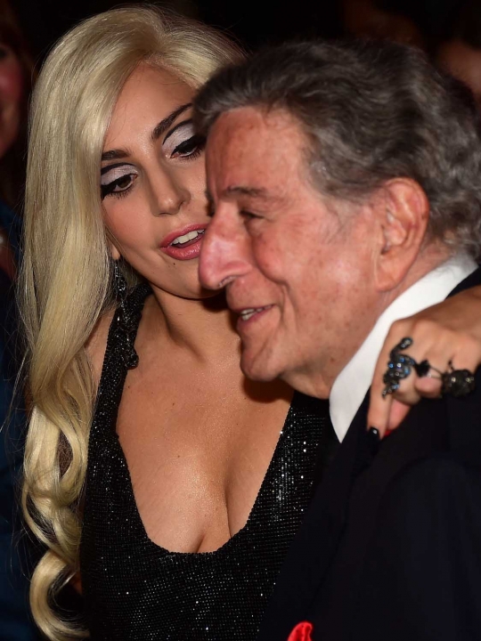 Gaya seksi Lady Gaga bergaun transparan hadiri MusiCares 2015