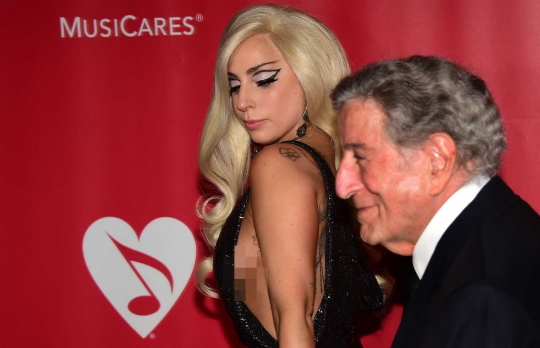Gaya seksi Lady Gaga bergaun transparan hadiri MusiCares 2015