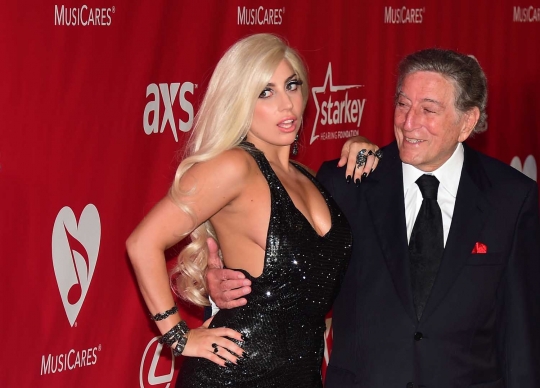 Gaya seksi Lady Gaga bergaun transparan hadiri MusiCares 2015