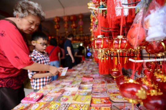 Berburu pernak-pernik Imlek di Pasar Glodok