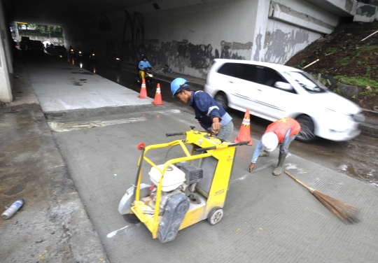 Pemprov DKI kebut perbaikan jalan rusak gara-gara banjir