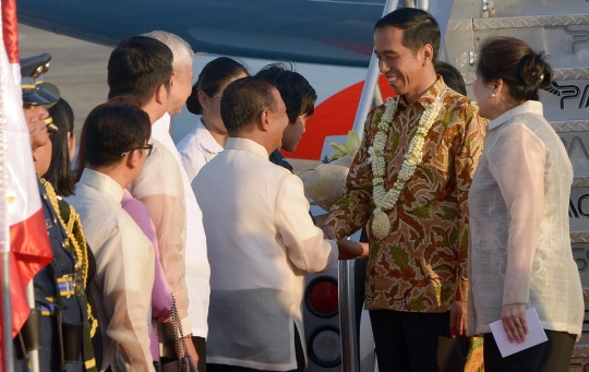 Tiba di Filipina, Presiden Jokowi disambut barisan militer