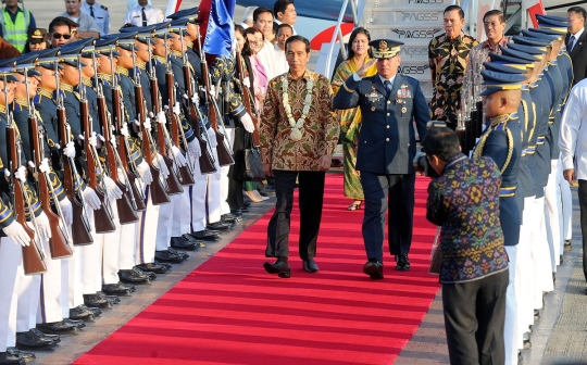 Tiba di Filipina, Presiden Jokowi disambut barisan militer