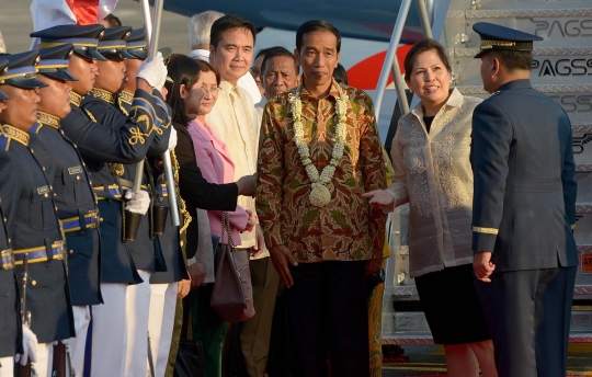 Tiba di Filipina, Presiden Jokowi disambut barisan militer