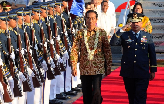 Tiba di Filipina, Presiden Jokowi disambut barisan militer