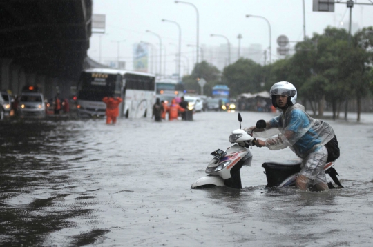 Dikepung banjir, Jalan Ahmad Yani macet total