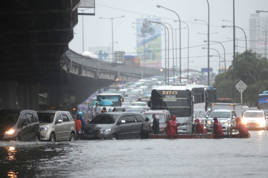 Dikepung banjir, Jalan Ahmad Yani macet total