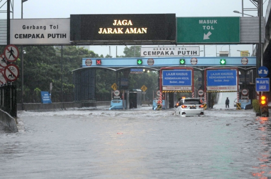 Dikepung banjir, Jalan Ahmad Yani macet total