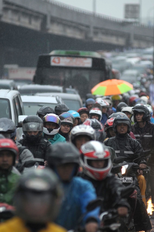 Dikepung banjir, Jalan Ahmad Yani macet total