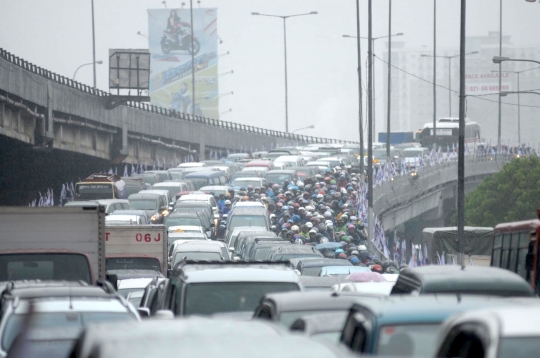 Dikepung banjir, Jalan Ahmad Yani macet total