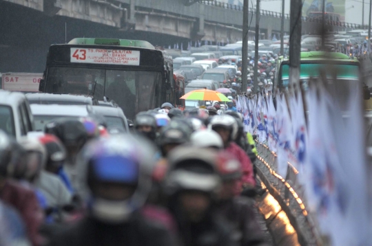 Dikepung banjir, Jalan Ahmad Yani macet total