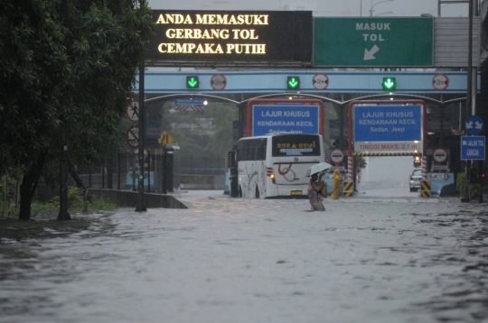 Dikepung banjir, Jalan Ahmad Yani macet total