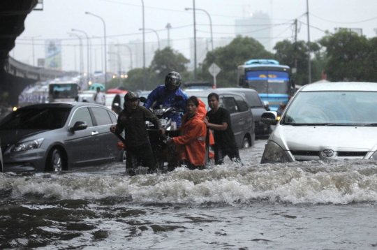 Dikepung banjir, Jalan Ahmad Yani macet total