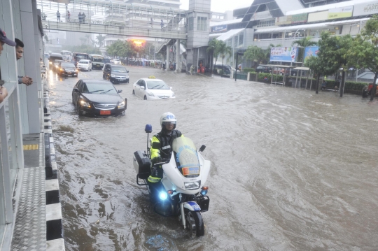 Dikawal polisi militer, pejabat terobos banjir di Sarinah