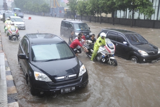 Dikawal polisi militer, pejabat terobos banjir di Sarinah