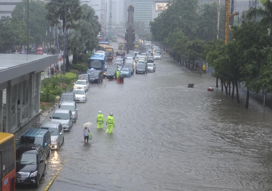 Dikawal polisi militer, pejabat terobos banjir di Sarinah