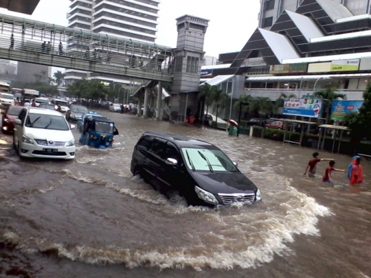 Dikawal polisi militer, pejabat terobos banjir di Sarinah