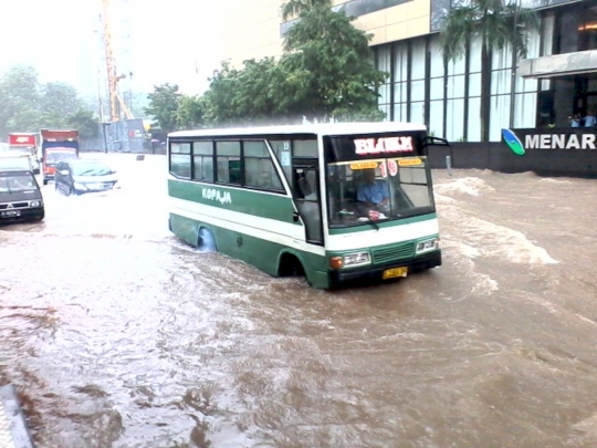 Dikawal polisi militer, pejabat terobos banjir di Sarinah