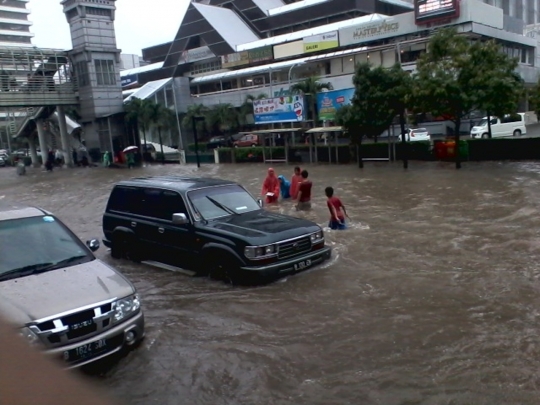 Dikawal polisi militer, pejabat terobos banjir di Sarinah