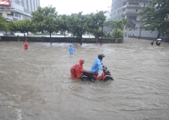 Dikawal polisi militer, pejabat terobos banjir di Sarinah