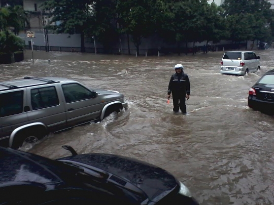 Dikawal polisi militer, pejabat terobos banjir di Sarinah