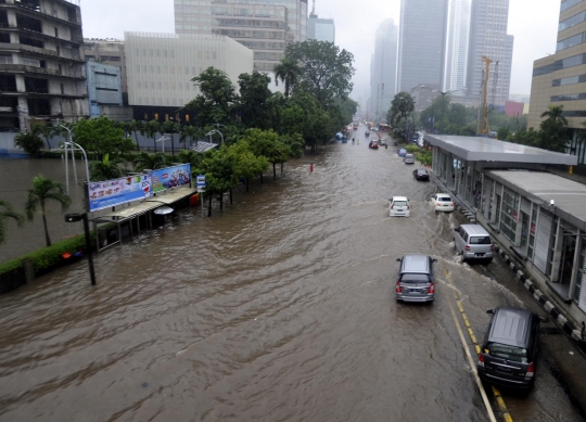 Dikawal polisi militer, pejabat terobos banjir di Sarinah